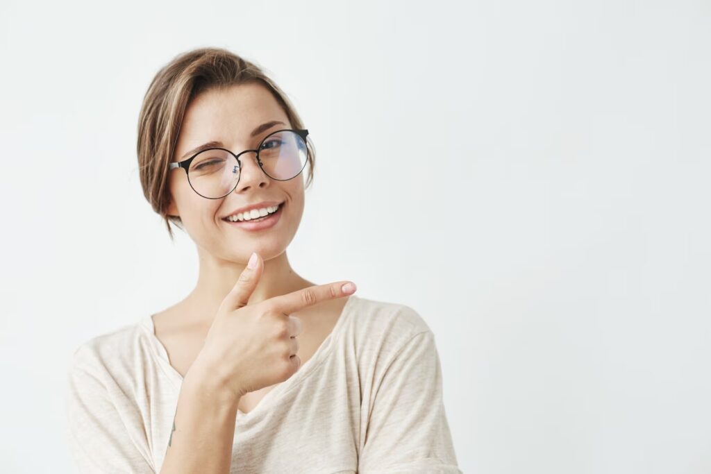 Home - femme-doigt-lunettes