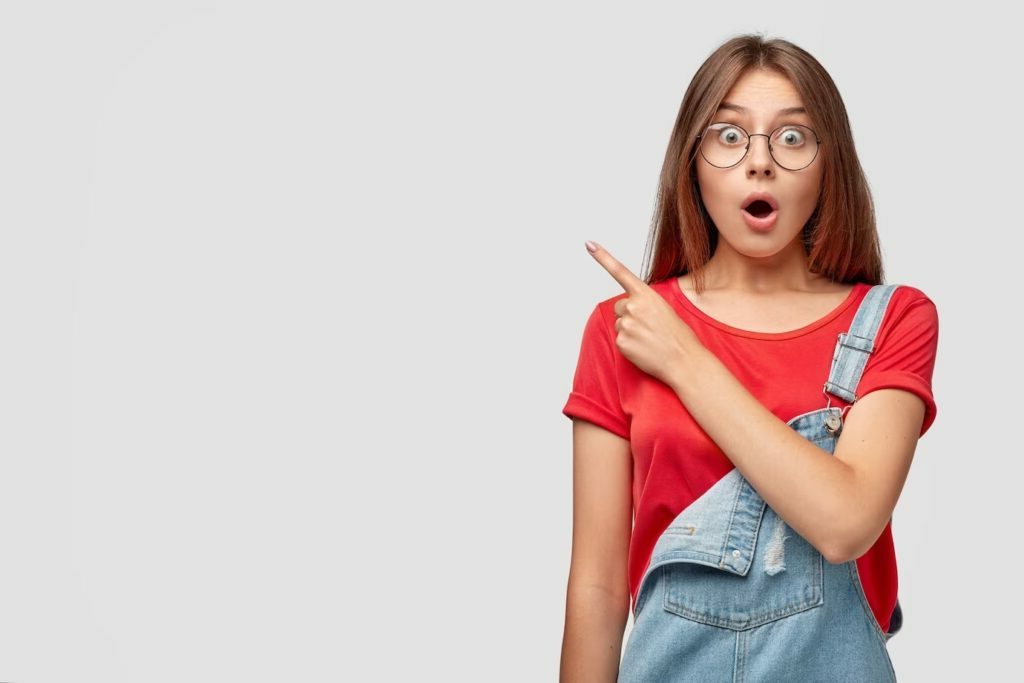 Home - femme-rouge-lunettes